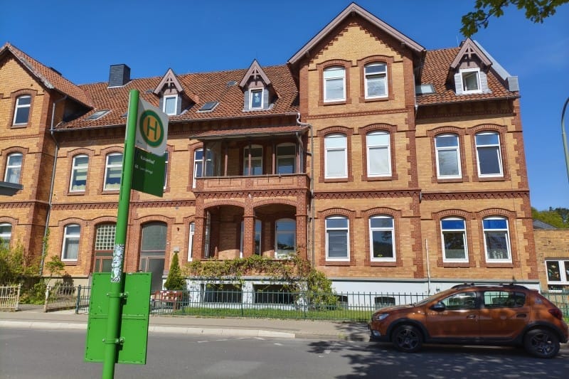 Das HausZiegelmasch 3 mit der Bushaltestelle davor.
